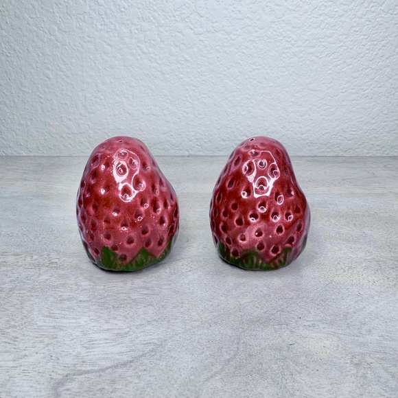 Vintage Strawberry Salt & Pepper shakers - Picture 1 of 4